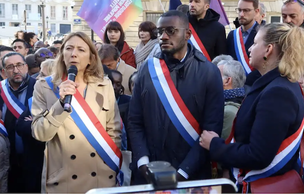 Le député Carlos Martens Bilongo (au milieu), du parti La France Insoumise s' est estimé victime de propos racistes.
