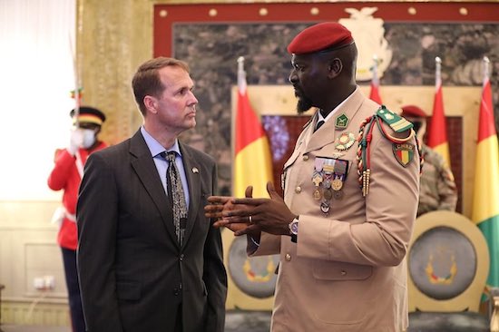 Colonel Mamadi Doumbouya, président de la transition guinéenne et Troy Damian FITRELL ambassadeur des États-Unis en Guinée
