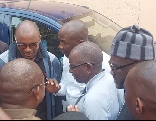 Feature image Ibrahima Diallo, Foniké Mengué et Saikou Yaya Barry en compagnie de leurs avocats le jour de leur inculpation à Conakry