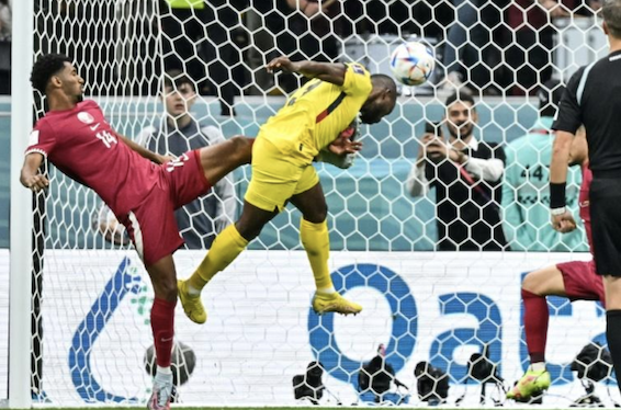 La déception de l'avant-centre qatari Mohammed Muntari, le 20 novembre lors de la défaite inaugurale du Mondial-2022 contre l'Equateur, AFP