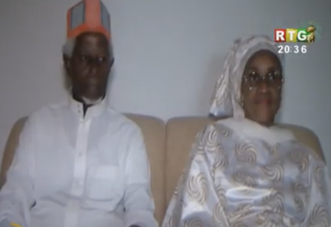 Elhadj Ousmane Fatako Baldé "Sans Loi" et son épouse Hadja Safiatou, ministre de l'Environnement et du Développement durable, capture reportage RTG