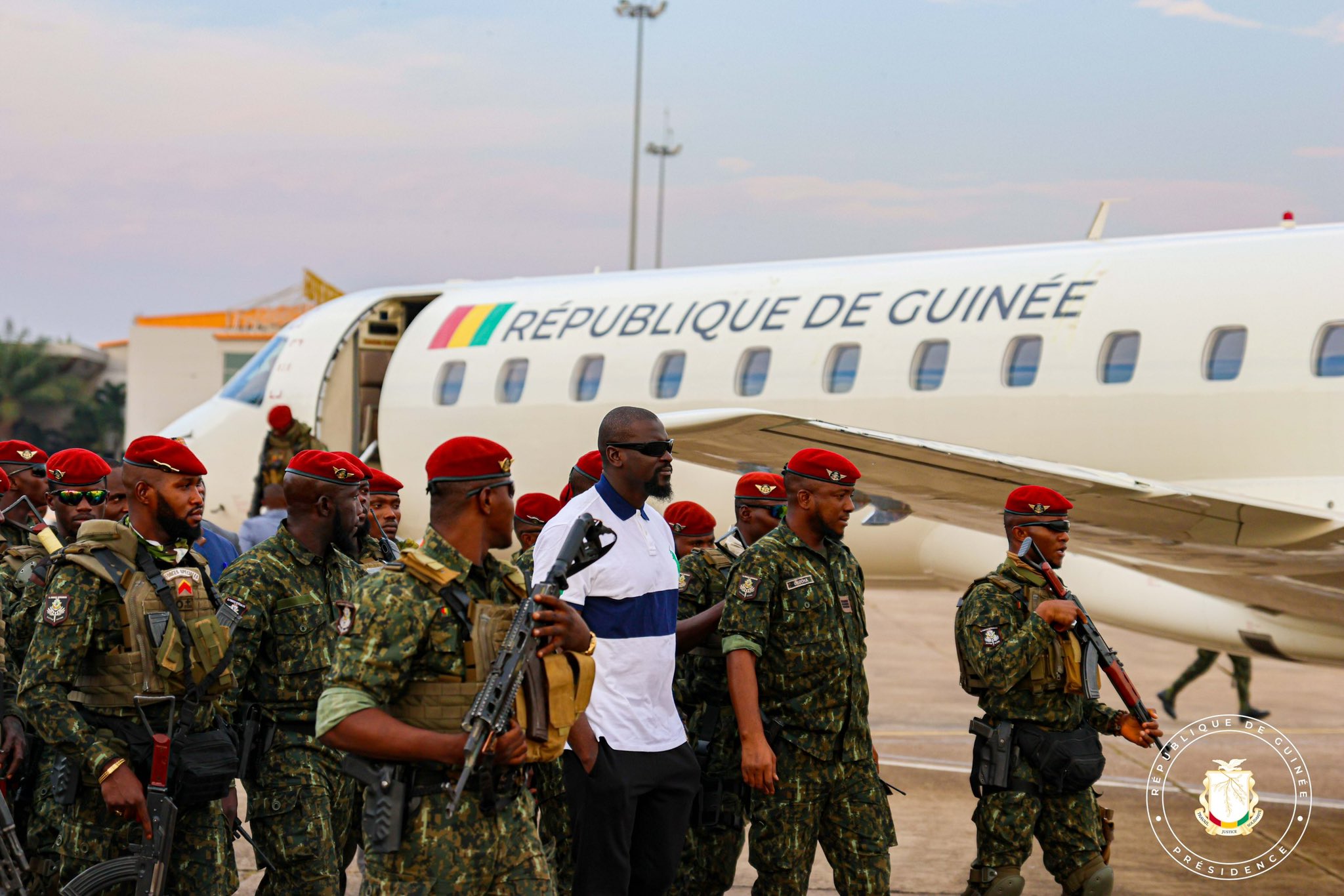 Le président de la transition marchant à côté de l'avion qu'il a acquis pour la Guinée