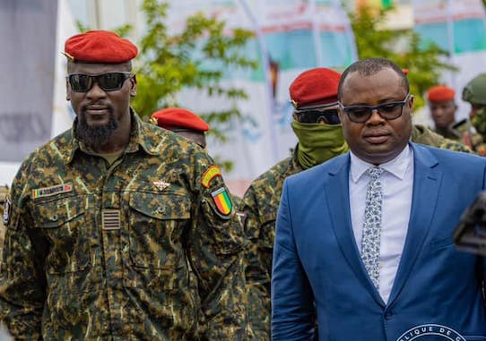 Colonel Mamadi Doumbouya, président de la transition guinéenne et Dr Bernard Goumou Premier ministre