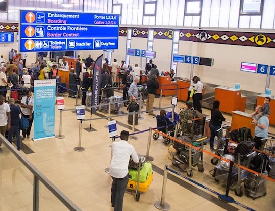 Des voyageurs à l'aéroport de Conakry