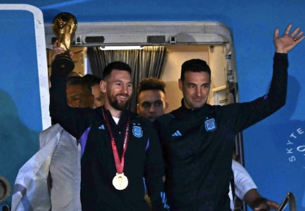 Le capitaine de l'Argentine championne du monde Lionel Messi et le sélectionneur Lionel Scaloni, lors de l'arrivée de l'équipe à l'aéroport de Buenos Aires, le 20 décembre 2022, crédit photoAFP
