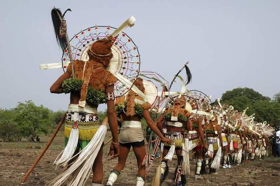 Des jeunes de l'ethnie bassaris en carnaval à Coyah, photo Afrcaguinee.com