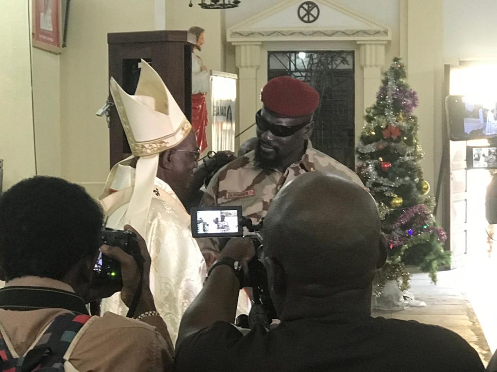 Colonel Mamadi Doumbouya Président de la Transition Guinéenne aux côté des fidèles chrétiens pour  fêter Noël