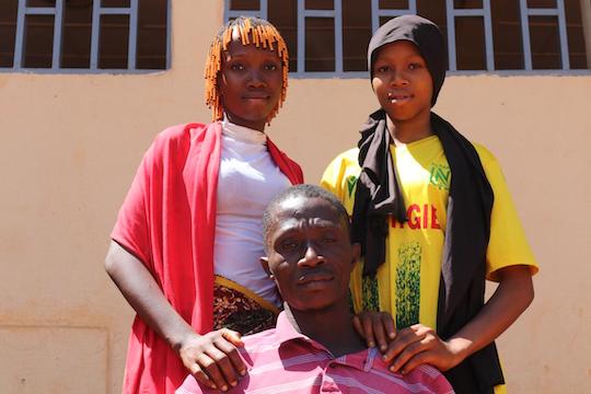 Nantenin, sa sœur et leur père, commune de Damaro, région de Kankan, Guinée, ©UNICEF Guinée/SCamara