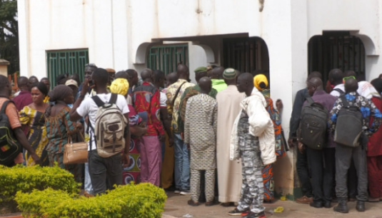 Des enseignants à la quête de la carte d'identité biométrique à Nzérékoré
