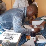 Dr Issaka K. SOUARÉ  dédicace son ouvrage