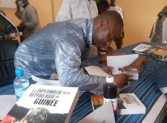Feature image Dr Issaka K. SOUARÉ dédicace son ouvrage