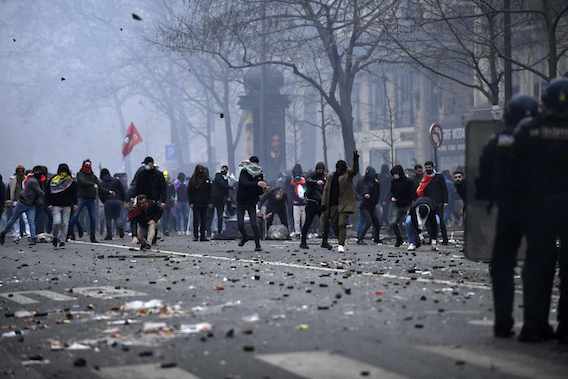 Place de la République à Paris, le 24 décembre 2022, des heurts entre manifestants et forces de l’ordre, crédit photo AFP