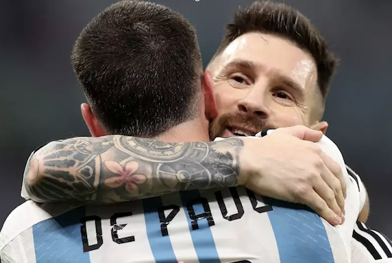 Messi embrassant un de ses coéquipiers après la victoire de l'argentine face à la Croatie, crédit photo, Fifa World Cup
