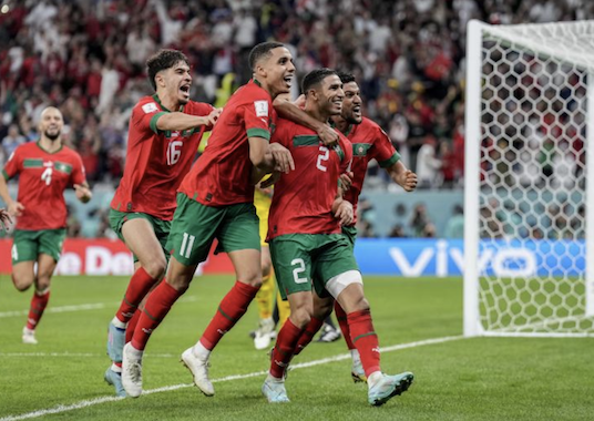 Les Marocains célèbrent leur victoire face à l'Espagne en quarts, Al Rayyan, Qatar, 6 décembre 2022. (AP Photo)