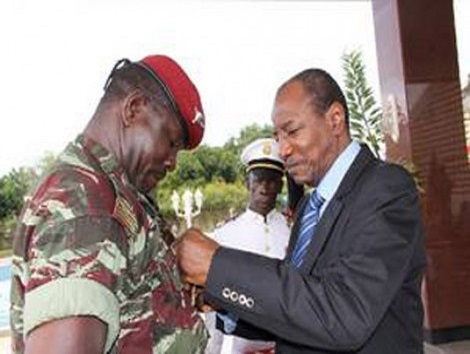 Feature image Colonel Claude Pivi décoré par Alpha Condé