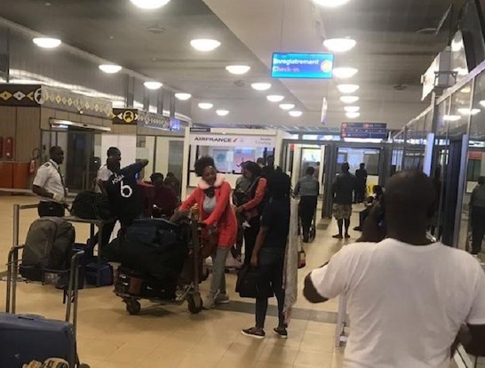 Des voyageurs à l'aéroport de Conakry, image d'archives