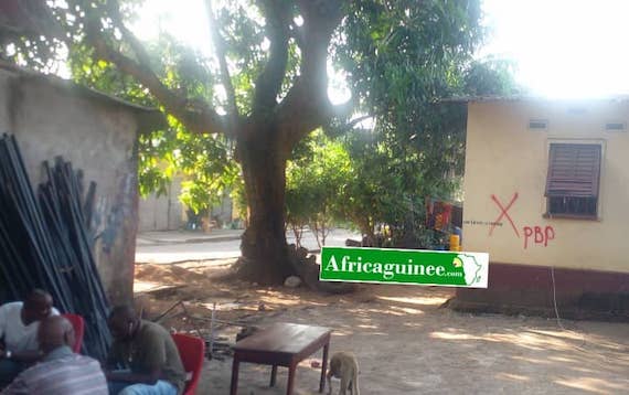 Feature image Des croix mises sur une maison à la cité Camayenne