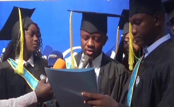 Des étudiants de la deuxième promotion BTS de l'Université Nongo Conakry reçoivent leurs diplômes