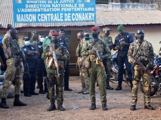 Des gendarmes arrêtés à la devanture de la maison centrale de Conakry, image d'archive