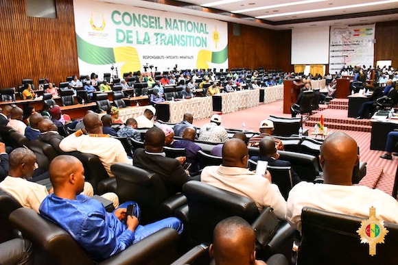Feature image Salle de l'hémicycle de l'organe législatif de la transition de Guinée, image d'archive