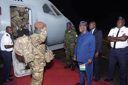 Alassane Dramane Ouattara président de Côte d'Ivoire accueillant les soldats graciés revenus du Mali