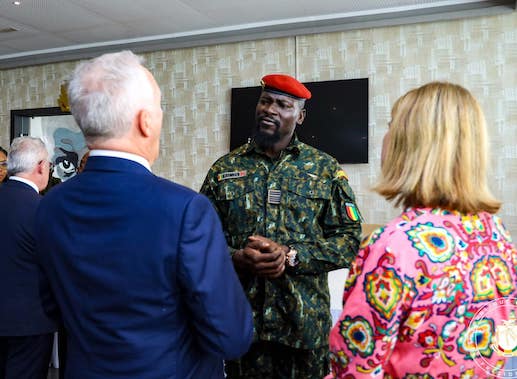 Colonel Mamadi Doumbouya, président de la transition guinéenne s'entretenant avec des diplomates accrédités en Guinée