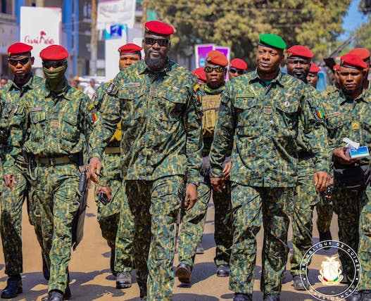 Colonel Mamadi Doumbouya, président de la transition guinéenne en compagnie de son ministre secrétaire général à la présidence, le Colonel Amara Camara