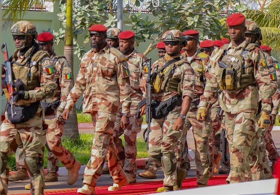 Colonel Mamadi Doumbouya, président de la transition guinéenne entouré de sa garde rapprochée