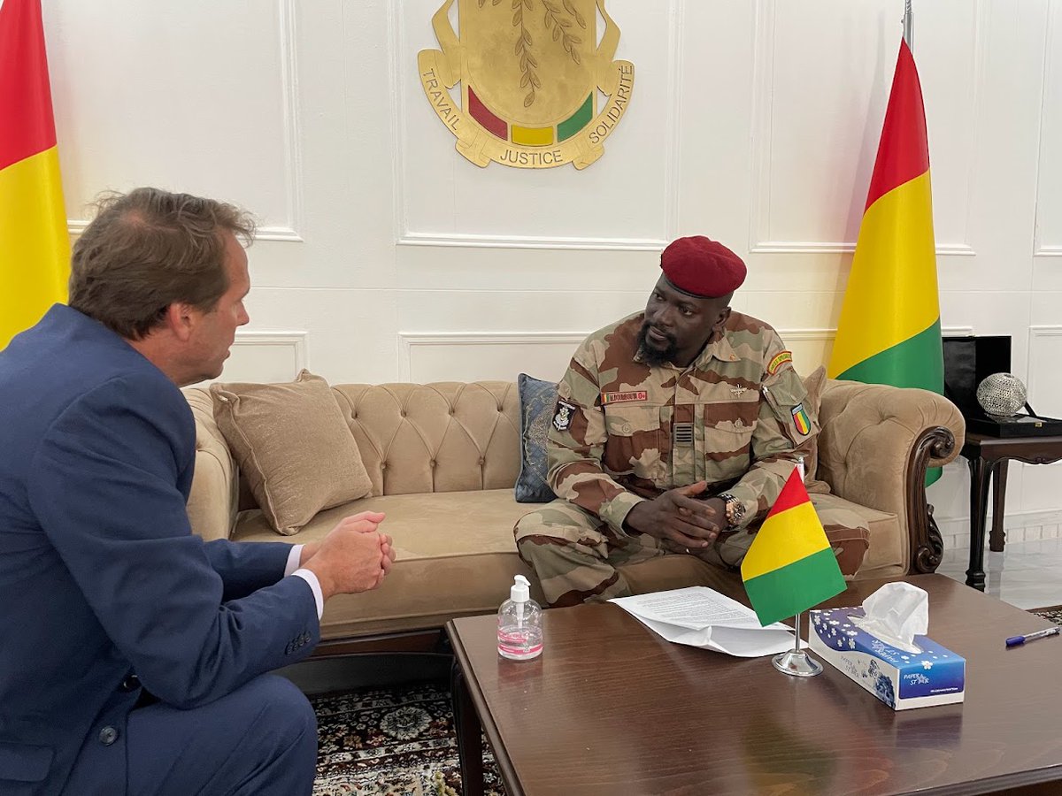 Troy Fitrell ambassdeur des Etats-unis en Guinée et le président de la transition guinéenne, colonel Mamadi Doumbouya, crédit photo amabassade des Etats-Unis