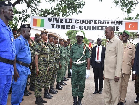 L'ancien président guinéen Alpha Condé, lors d'une revue de troupes au camp Alpha Yaya Diallo