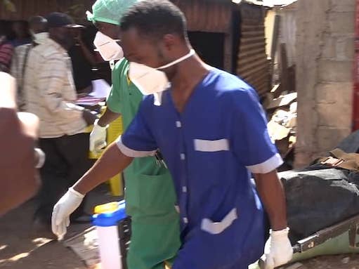 Feature image Le corps de Fanta Kourouma transporté par des agents de la croix rouge
