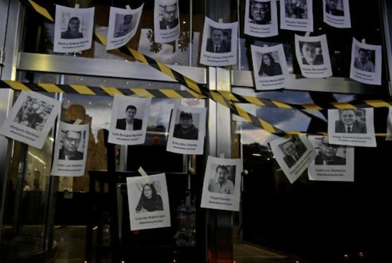 es portraits de journalistes tués ont été posés devant les bureaux du ministre de la Justice durant une manifestation de journalistes après le meurtre de leur confrère Fredid Roman à Mexico, le 24 août 2022, AFP