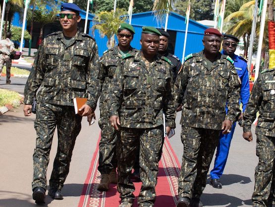Feature image Le Général Sadiba Koulibaly, chef d’état-major Général des armées (M) accompagné par des membres du CNRD
