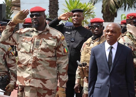 Colonel Mamadi Doumbouya, président de la transition guinéenne et le ministre de la sécurité Bachir Diallo