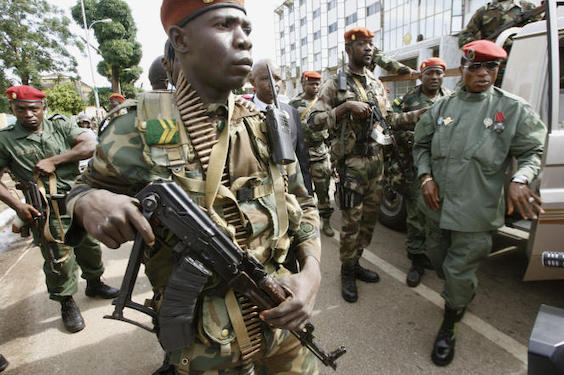Le chef du CNDD, Moussa Dadis Camara, entouré de sa garde rapprochée, image d'archive