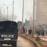 Un pickup de la police face à des manifestants le 28 juillet à Conakry