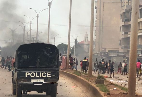 Feature image Un pickup de la police face à des manifestants le 28 juillet à Conakry