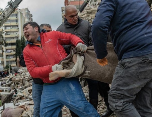 Un corps sorti des décombres d'un Immeuble effondré crédit photo Afp