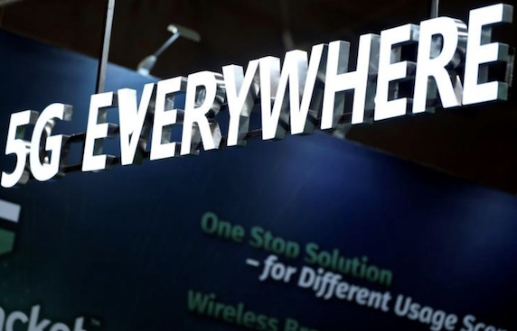 Feature image Paneau 5G au salon MWC de Barcelone, AFP