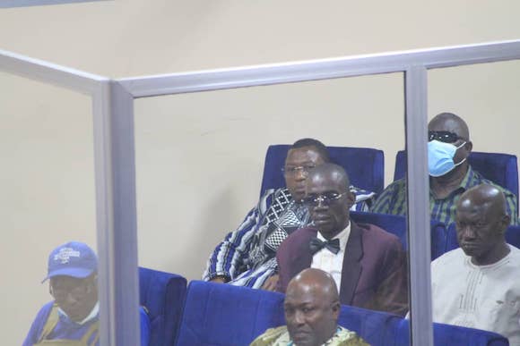 Moussa Dadis Camara assis dans le box des accusés