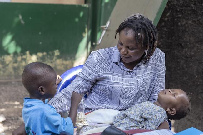 UNICEF Guinea/Seck Fatoumata, mobilisatrice sociale, son petit garçon Fode âgé de 3 ans et sa petite fille Fatoumata âgé d'un 1 an. Commune de Matoto à Conakry, Guinée.