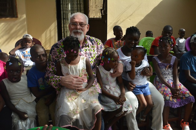 Fabjanko Kokan, le Directeur général de Bolloré Africa Logistics Guinée avec des enfants