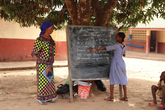 UNICEF Guinea/M.Koundouno Une élève participe à l’approche expérimentale Enseigner au bon niveau. Ecole primaire de Sambaya à Kindia en Guinée.