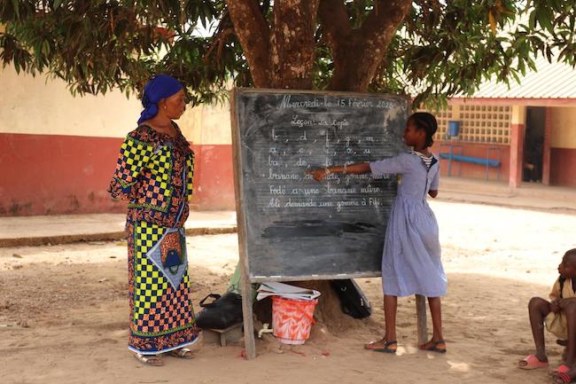 UNICEF Guinea/M.Koundouno Une élève participe à l’approche expérimentale Enseigner au bon niveau. Ecole primaire de Sambaya à Kindia en Guinée.