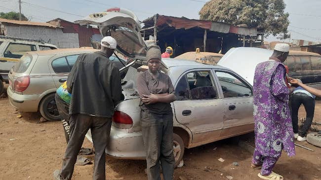 Fatouma Yarie Soumah dans son lieu d'apprentissage