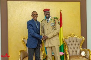 De gauche, Paul Kagamé, à droite Cl Mamadi Doumbouya