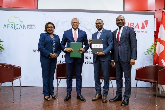 Directeur général/PDG du Groupe, United Bank for Africa(UBA), M. Oliver Alawuba et PDG du Groupe, Fonds africain de garantie, M. Jules Ngankam ; lors de la signature du partenariat entre UBA et AGF où ce dernier garantira 50 millions de dollars de nouveaux prêts de 100 millions de dollars de UBA aux PME opérant dans les 20 pays africains, à Lagos lundi.