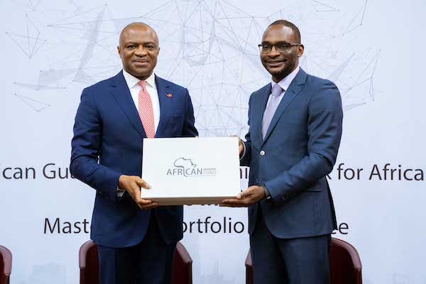 Directeur général/PDG du Groupe, United Bank for Africa(UBA), M. Oliver Alawuba et PDG du Groupe, Fonds africain de garantie, M. Jules Ngankam ; lors de la signature du partenariat entre UBA et AGF où ce dernier garantira 50 millions de dollars de nouveaux prêts de 100 millions de dollars de UBA aux PME opérant dans les 20 pays africains, à Lagos lundi.